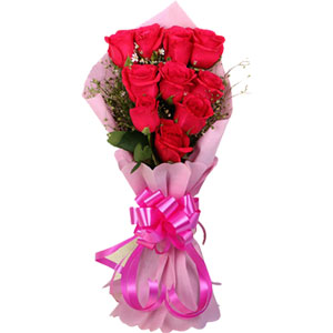 (004) 10 pcs red roses in a bouquet
