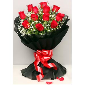 (0009) 12 pcs red imported roses in a bouquet