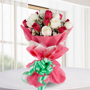 (06)1 dozen off white and red roses in bouquet