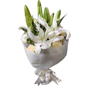 Mixed flowers in bouquet