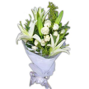 (008) White Mixed Flowers in a Bouquet