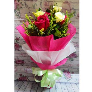 (004) 6 pcs Red & White Mix Roses in bouquet
