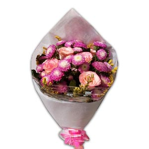 Rose W/ Mums in a bouquet