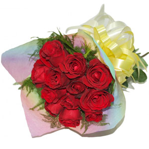 12 pieces red roses in a bouquet