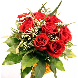 12 pieces red roses in a bouquet