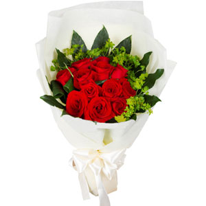 12 pieces red roses in a bouquet