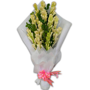 One dozen Rajanigandha in a Bouquet