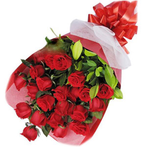 (23) 18 pieces red roses in bouquet