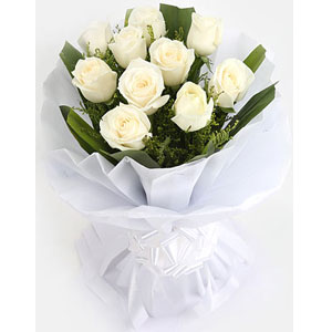 (19) 10pcs white imported roses in a bouquet